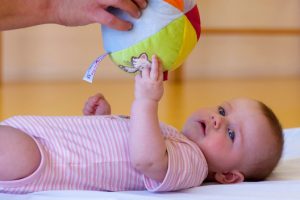hechtingsproblematiek-zelfvertrouwen-sherborne-kinderoefentherapie-leeuwarden